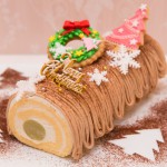 【クリスマスケーキ☆2015】
★ブッシュドノエル(スイートポテト&マロン)

人気のロールケーキ2種をクリスマス限定でコラボ！

自家製スイートポテトをまるごと巻いてロールケーキに。
仕上げにはモンブランクリームを贅沢に絞った逸品。
濃厚な生クリームとの相性もバッチリ！ 手作りアイシングクッキーの飾りで可愛さプラス♡

[限定30台] ¥4,500(税込)
お渡し期間:12/22〜25
受付期間:〜12/20(予定数に達し次第受付終了)
店頭またはお電話にて受付しております。
052-228-8262
※クリスマス期間中(12/22〜25)のキャラクター、似顔絵オーダーケーキは、各日台数限定。
特別料金にて先着受付。


	詳細はお問い合わせ下さい。
12/20(日)は営業致します。
	12/23.24.25は20:00まで営業致します。
当日売りも予定しておりますが、お早めにご予約下さい。
	年末年始は、12/31〜1/6まで お休みさせて頂きます。

年始の干支ケーキは近日公開♡お楽しみに♡