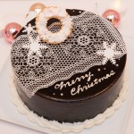 【クリスマスケーキ☆2015】
★チョコレートケーキ(ホワイトクリスマス)

当店一番人気のチョコレートケーキ！

チョコシフォン生地に濃厚生チョコを2層にサンド。
ツヤのあるチョコレートの上面にはシュガーレースをかけて美しい仕上がりに。
繊細なシュガーレースを作り出すのはパティシエの技術の見せ所！
飾りは大人っぽく白で統一。ホワイトクリスマスをイメージ。

スタッフオススメの逸品♪

	15cm ¥4200(税込)
	18cm ¥5200(税込)
	21cm ¥6500(税込)

お渡し期間:12/22〜25
受付期間:〜12/20(予定数に達し次第受付終了)
店頭またはお電話にて受付しております。
052-228-8262
※クリスマス期間中(12/22〜25)のキャラクター、似顔絵オーダーケーキは、各日台数限定。
特別料金にて先着受付。


	詳細はお問い合わせ下さい。
12/20(日)は営業致します。
	12/23.24.25は20:00まで営業致します。
当日売りも予定しておりますが、お早めにご予約下さい。
	年末年始は、12/31〜1/6まで お休みさせて頂きます。

年始の干支ケーキは近日公開♡お楽しみに♡