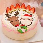 【クリスマスケーキ☆2015】
★苺ショートケーキ(サンタ&トナカイ)

シフォン生地に贅沢に2層苺をサンド。甘過ぎずふわふわのショートケーキは当店でも人気のひとつ。

仕上げには人気のイラストを一つ一つ描いて賑やかで楽しいクリスマスに♪
他では見られない珍しいクリスマスケーキ！

	15cm¥4500(税込)(※15cmはイラストどちらか)
	18cm ¥5500(税込)
	21cm ¥6800(税込)

お渡し期間:12/22〜25
受付期間:〜12/20(予定数に達し次第受付終了)
店頭またはお電話にて受付しております。
052-228-8262
※クリスマス期間中(12/22〜25)のキャラクター、似顔絵オーダーケーキは、各日台数限定。
特別料金にて先着受付。


	詳細はお問い合わせ下さい。
12/20(日)は営業致します。
	12/23.24.25は20:00まで営業致します。
当日売りも予定しておりますが、お早めにご予約下さい。
	年末年始は、12/31〜1/6まで お休みさせて頂きます。

年始の干支ケーキは近日公開♡お楽しみに♡